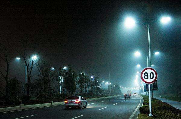 东莞叼嘿直播APP照明LED路灯在雨雾季节增强道路安全的优势