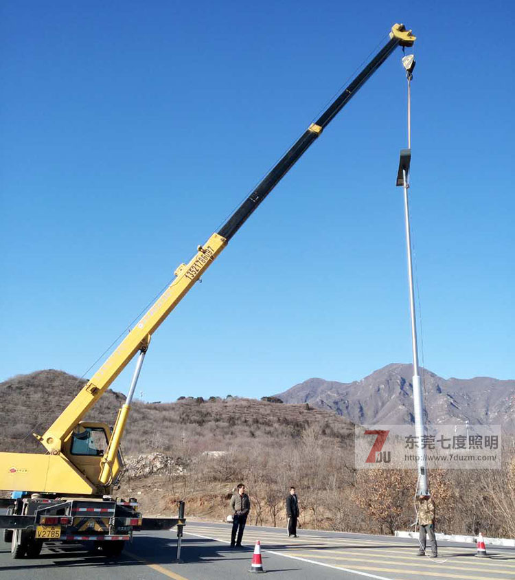 东莞叼嘿直播APP照明道路路灯安装现场图片