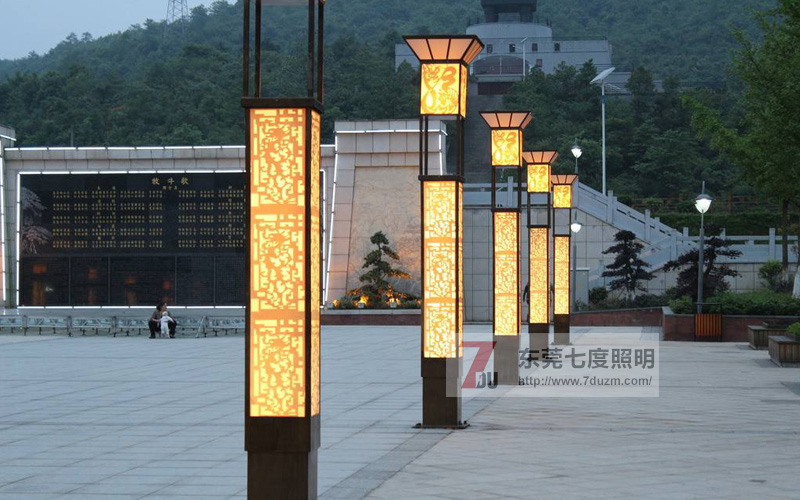 东莞叼嘿直播APP照明(QDJGDZ-009)广场方形龙纹镂空叼嘿软件免费下载柱景区广场安装实拍效果图