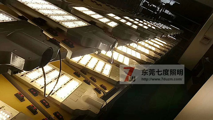 东莞叼嘿直播APP照明模组式大功率led路灯头批量老化