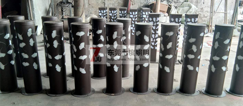 叼嘿直播APP(QDCPD-002)割花镂空圆柱LED草坪灯生产实拍图片