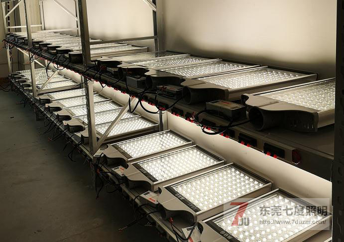 东莞叼嘿直播APP照明大功率LED路灯老化效果照片