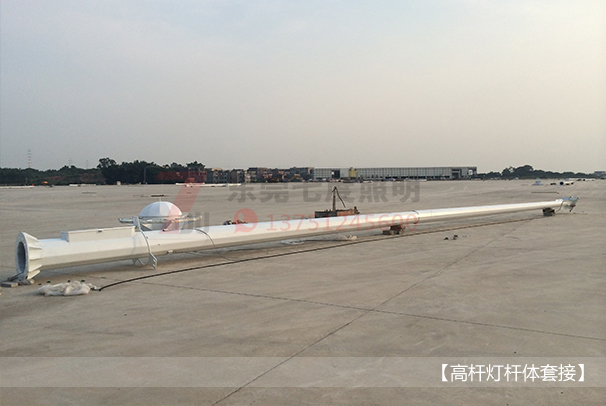 广场自动升降式男女叼嘿视频杆体套接现场图片