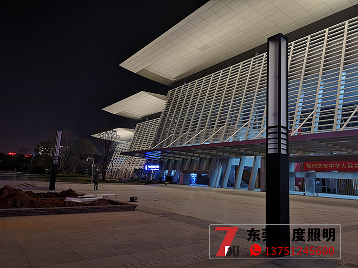 东莞市民服务中心中心广场方形叼嘿软件免费下载柱安装效果图片