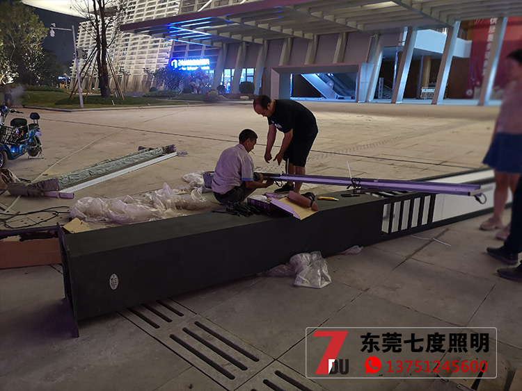 6米方形现代简约LED叼嘿软件免费下载柱现场安装实拍图片