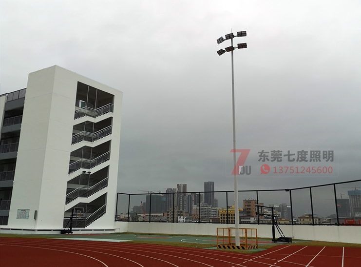 学校操场15米6x400W男女叼嘿视频现场实例图片