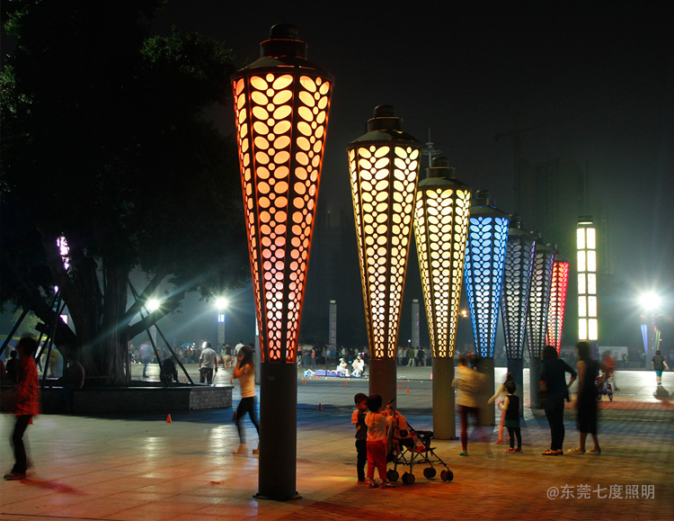 城市公园圆锥形立柱七彩LED叼嘿软件免费下载夜间亮灯效果