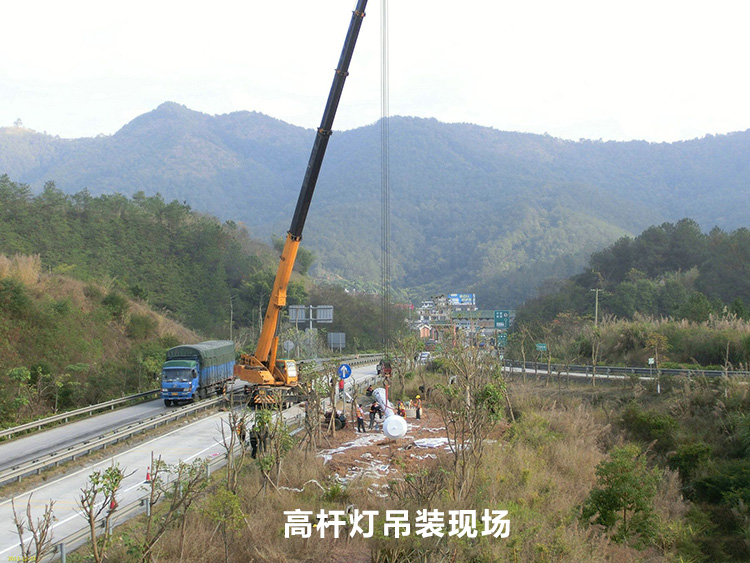 高速公路入口立交30米升降式男女叼嘿视频吊装立杆现场